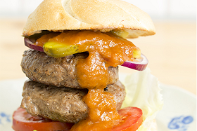 hamburger op bord met zelfgemaakte ketchup